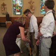 Abituriento mama padeda užrišti juosta