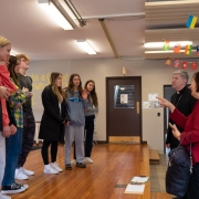 Vyskupas Lionginas Virbalas kalbasi su mokiniais