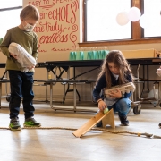 Mokiniai ritinėja margučius