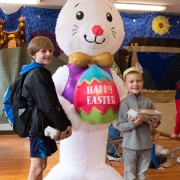 Mokiniai šalia zuikio