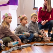 Mokiniai ritinėja margučius