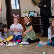 Mokiniai ritinėja margučius