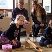 Mokiniai ritinėja margučius