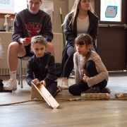 Mokiniai ritinėja margučius