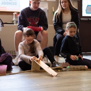 Mokiniai ritinėja margučius