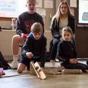 Mokiniai ritinėja margučius