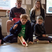 Mokiniai ritinėja margučius