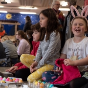 Mokiniai ritinėja margučius