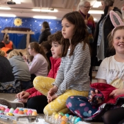 Mokiniai ritinėja margučius