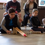 Mokiniai ritinėja margučius