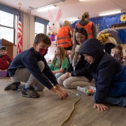 Mokiniai ritinėja margučius