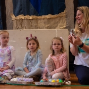 Mokiniai ritinėja margučius