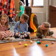 Mokiniai ritinėja margučius