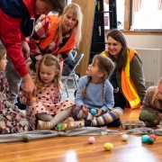 Mokiniai ritinėja margučius