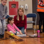 Mokiniai ritinėja margučius