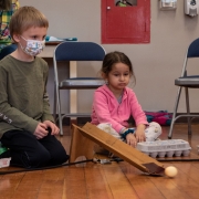 Mokiniai ritinėja margučius