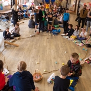 Mokiniai ritinėja margučius