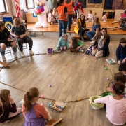 Mokiniai ritinėja margučius